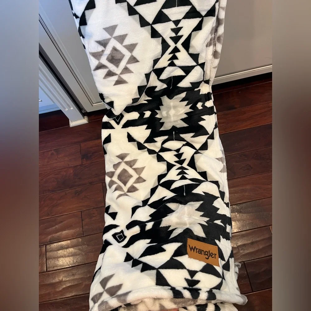 Wrangler Black and Cream Geometric Twin Plush Blanket